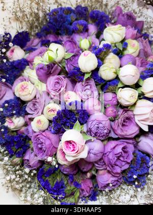 Giornata internazionale della donna, San Valentino, splendidi fiori per le vacanze bouquet di fiori di piccole rose, rose chiuse, ro rosa bianco Foto Stock