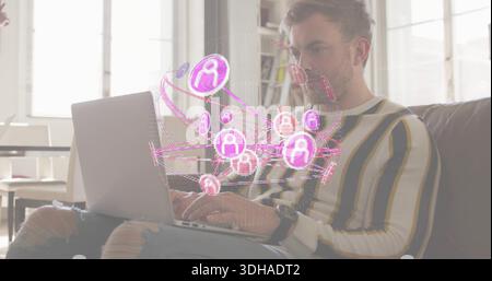 Tipire l'uomo con un maglione a righe, jeans strappati sul divano di casa con un laptop che proietta icone rosa Foto Stock