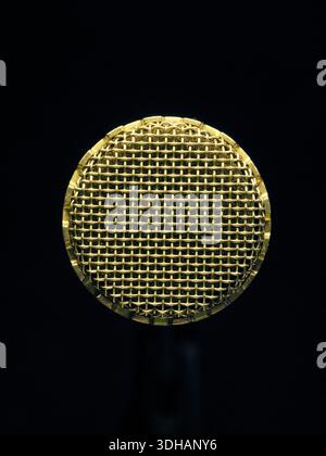 Primo piano di un microfono vintage su uno sfondo scuro in studio, creazione musicale, concetto di cantautore Foto Stock