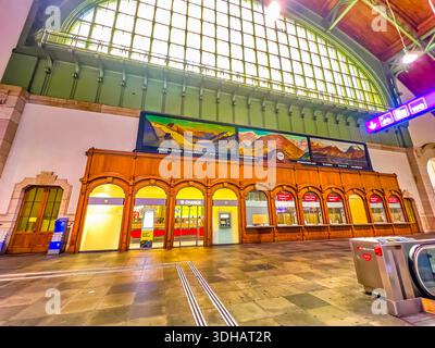 BASILEA, SVIZZERA - 1 APRILE 2022: L'interno della stazione ferroviaria di Basilea FFS con una grande finestra e dipinti sulle pareti, il 1 aprile a Basilea, Svizzera Foto Stock
