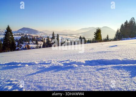 Tihuta offre vedute spettacolari dei Monti Calimani e dei Monti Rodna. Foto Stock