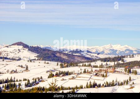 Tihuta offre vedute spettacolari dei Monti Calimani e dei Monti Rodna. Foto Stock