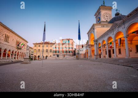 Udine, Italia. Immagine del paesaggio urbano del centro di Udine, in Italia, con piazza della libertà all'alba. Foto Stock