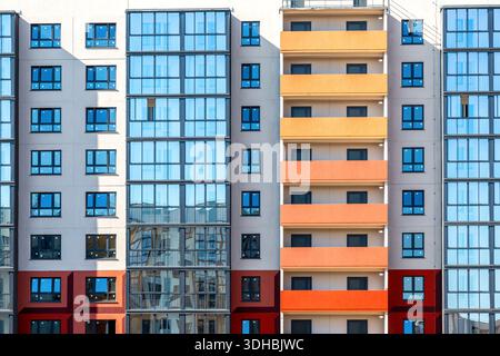 Frammento della facciata di un nuovo e moderno edificio residenziale luminoso e colorato Foto Stock