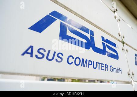 Logo ASUS computer montato su una facciata bianca di un ufficio tecnologico a Düsseldorf Foto Stock