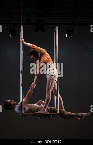 Londra, Regno Unito. 21 gennaio 2026. Razor di Ockham sfida la gravità in quanto il duo fondatore, Charlotte Mooney e Alex Harvey, segnano 20 anni di performance con un nuovo spettacolo: “Collaboratore”. Eseguito qui all'Artsdepot nel nord di Londra, il duetto dinamico e intimo dei fondatori vede l'azione di ariel muoversi con grazia e forza. "Collaborator" è in tour nel Regno Unito dal 29 gennaio all'11 marzo. Crediti: Guy Corbishley/Alamy Live News Foto Stock
