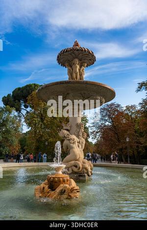 Madrid, Spagna - 16 ottobre 2025: La storica Fontana del Carciofo con sculture in pietra di bambini e acqua nel Parco del Retiro. Foto Stock