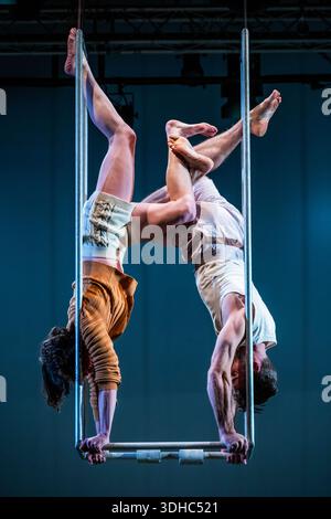 Londra, Regno Unito. 21 gennaio 2026. Il Razor di Ockham sfida la gravità come duo fondatore (Charlotte Mooney e Alex Harvey) segnano 20 anni in un nuovo show collaboratore, ad Artsdepot, North Finchley. Andranno in tour nel Regno Unito dal 29 gennaio all'11 marzo. Crediti: Guy Bell/Alamy Live News Foto Stock