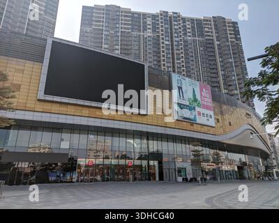 Moderno centro commerciale con grande affissioni digitali nel paesaggio urbano Foto Stock