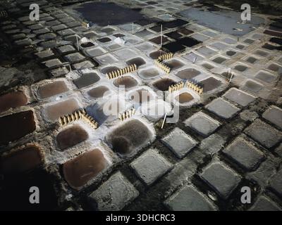 Veduta aerea degli stagni salati che mostrano una variegata gamma di colori, dai rossi profondi ai rosa pallidi e bianchi, creano un paesaggio a mosaico surreale, Daghmar, Foto Stock