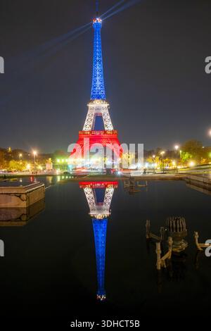 Francia, Parigi, la Torre Eiffel in blu, bianco e rosso visti dai giardini del Trocadero (© SETE-Illuminations Pierre Bideau) Foto Stock