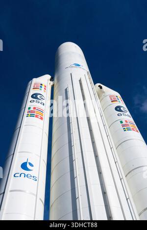 Francia, Guyana francese, Kourou, un modello del razzo Ariane in mostra vicino al centro di controllo di Giove Foto Stock