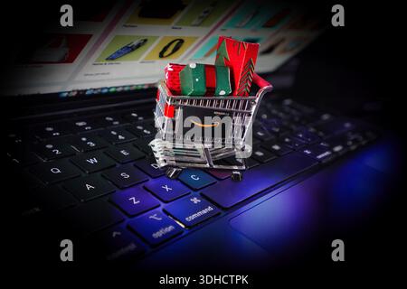 Concetto di shopping Amazon su Internet. Foto Stock