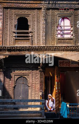 India, Stato del Maharashtra, Nashik, città Santa sulle rive del fiume Godavari, tradizionale casa in legno nella città vecchia Foto Stock