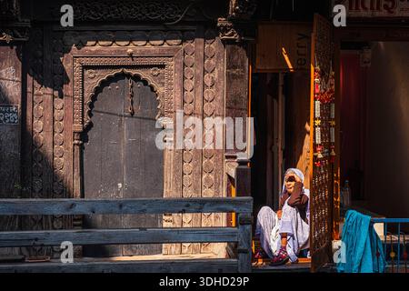 India, Stato del Maharashtra, Nashik, città Santa sulle rive del fiume Godavari, tradizionale casa in legno nella città vecchia Foto Stock