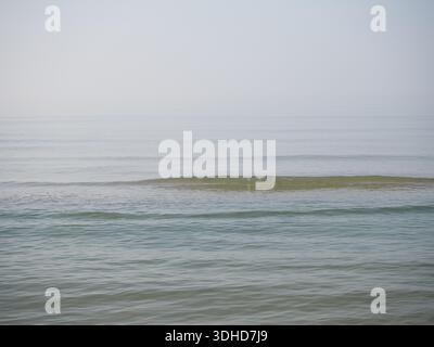 Tranquilla superficie del Mar Baltico con onde piccole - Serenissima cornice costiera in Lituania Foto Stock
