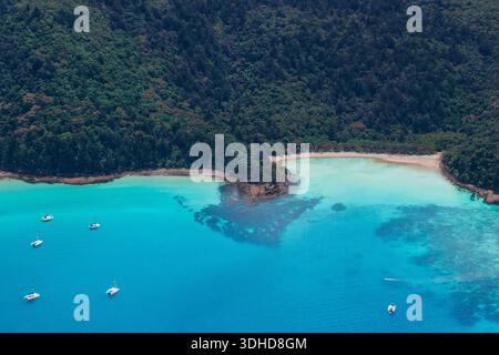 Barche a vela e crociera in motoscafo nelle acque turchesi, Whitsundays, Australia Foto Stock