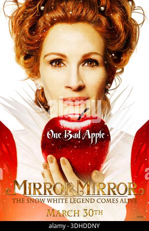 Mirror Mirror (2012) diretto da Tarsem Singh e interpretato da Lily Collins, Julia Roberts e Armie Hammer. Una giovane principessa si allea con i ribelli per rovesciare una malvagia regina che ha rubato il suo regno. USA SOLO PER USO EDITORIALE DI un foglio di poster. Credito: BFA / Relativity Media Foto Stock