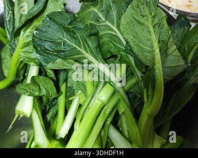 Foglie di cavolo cinese fresche in una ciotola, pronte per la cottura Foto Stock