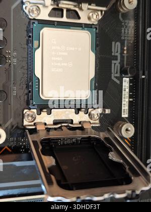Primo piano della CPU Intel Core i5 installata sulla scheda madre ASUS con la leva del socket aperta Foto Stock