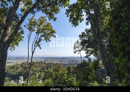 Phayao City, Thailandia - 21 gennaio 2026: Tempio Analayo Thipyarama. La splendida vista dal tempio, circondata da vegetazione lussureggiante Foto Stock