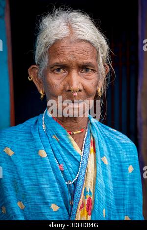 Ritratto di un'anziana donna indiana proveniente dalle zone rurali di Orissa, India Foto Stock