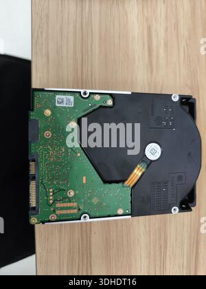 Scheda del disco rigido interno e componenti su una superficie in legno Foto Stock