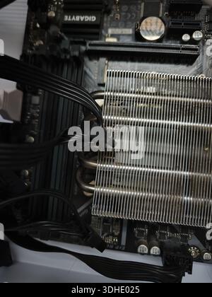 Primo piano della scheda madre del computer con refrigeratore della CPU e cavi Foto Stock