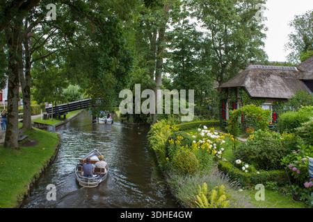 GIETHOORN, PAESI BASSI - AGOSTO 01 2017: Visitatori sconosciuti nel giro turistico in barca in un canale a Giethoorn. Le belle case e il giardinaggio Foto Stock