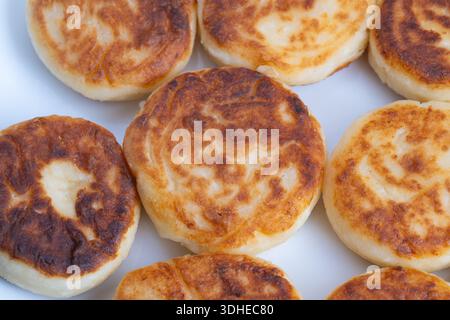 Sciroppo tradizionale di formaggio cottage con crosta dorata, dessert culturale dell'Europa orientale e nostalgico sentimento fatto in casa adatto al coo Foto Stock