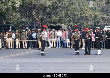 NUOVA DELHI, INDIA - 21 GENNAIO: La gente si è riunita per vedere le prove della Festa della Repubblica al sentiero Kartavya il 21 gennaio 2026 a nuova Delhi, India. Foto di Vipin Kumar/Hindustan Times prova della Festa della Repubblica 2026 Foto Stock