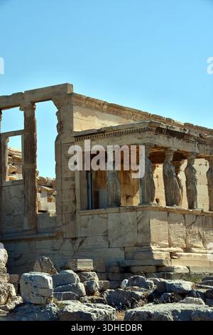 Una splendida vista dell'antico tempio di Eretteo sull'Acropoli di Atene, con le iconiche colonne cariatide alla luce del sole. Foto Stock