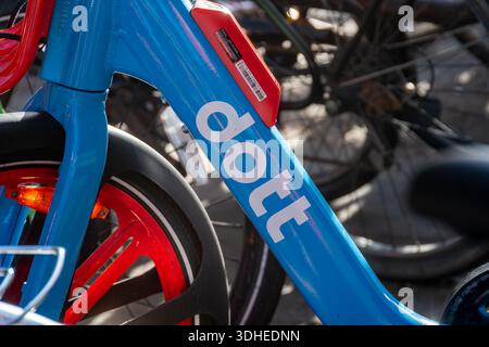 Primo piano del logo Dott scritto su una bici a noleggio senza porto. Dott è un operatore franco-olandese di scooter elettrici self-service e biciclette condivise Foto Stock