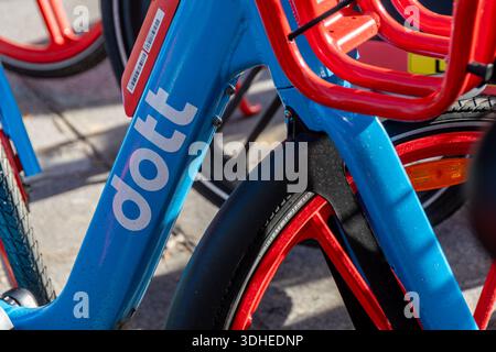 Primo piano del logo Dott scritto su una bici a noleggio senza porto. Dott è un operatore franco-olandese di scooter elettrici self-service e biciclette condivise Foto Stock
