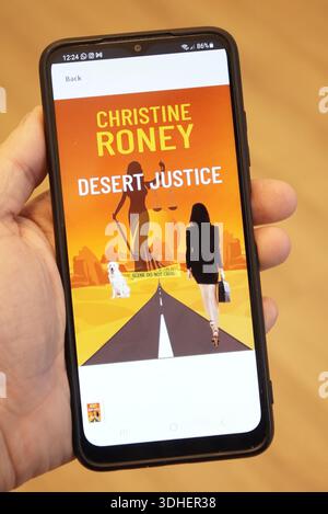 La copertina del libro di Christine Roney Desert Justice viene visualizzata sullo schermo di uno smartphone Foto Stock