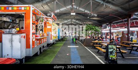 Furgoni e bancarelle di ristorazione all'interno del Queen Victoria Market di Melbourne, Australia, il 16 dicembre 2025 Foto Stock