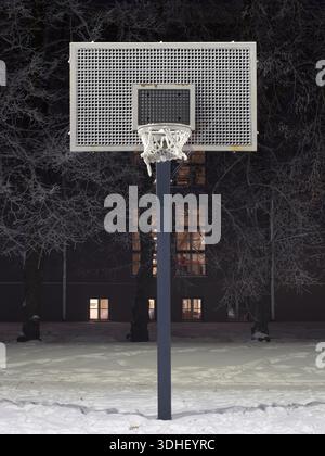 Canestro da basket Frosty a Night Under Streetlight a Tartu, Estonia Foto Stock