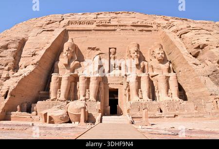 Abu Simbel, Egitto. Il grande Tempio di Ramses II, Un capolavoro di architettura e ingegneria egizia antica. Foto Stock