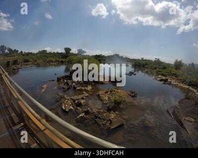 Foz do Iguacu Iguazu Falls cascata cascata cascata cascata cascata cascata cascata nella natura tropicale foresta pluviale vista panoramica con cielo blu Foto Stock