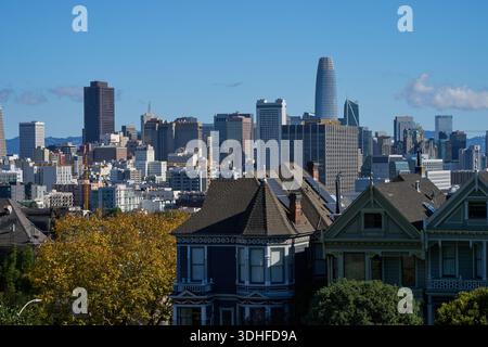 San Francisco, USA - 27 ottobre 2025 - Residenze vittoriane dipinte da signore con lo skyline di San Francisco sullo sfondo Foto Stock
