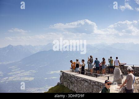 I turisti ammirano lo splendido paesaggio delle Alpi e della valle dell'Inn (Inntal) dalla cima di Innsbruck, Austria, Europa centrale. Foto Stock