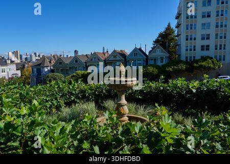 San Francisco, USA - 27 ottobre 2025 - Residenze vittoriane dipinte da signore con lo skyline di San Francisco sullo sfondo Foto Stock