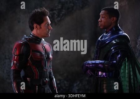 ANT-Man and the Wasp: Quantumania (2023) Paul Rudd nel ruolo di Scott Lang / Ant-Man Jonathan Majors nel ruolo di Kang il Conquistatore *Filmstill - Editorial Use Only* Vedi Foto Stock