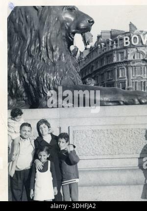 La famiglia egiziana posa dalla colonna di Nelson a Trafalgar Square, Londra, anni 1960-1970 Foto Stock