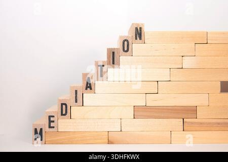 Lettere dell'alfabeto con la parola mediazione. intervento in una controversia per risolverla Foto Stock