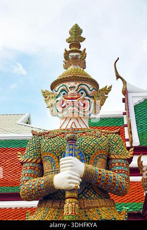 Gigante statua bianca del Guardiano del Tempio, Wat Phra Kaew, complesso del Tempio del Buddha di Smeraldo, Bangkok, Thailandia Foto Stock