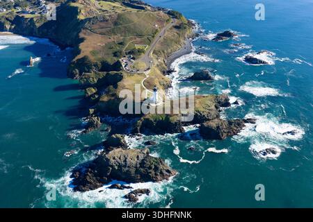 Costruito nel 1873 sulla costa frastagliata e panoramica dell'Oregon, il faro di Yaquina Head è il faro più alto dello stato, alto 93 metri. Foto Stock