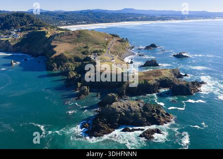 Costruito nel 1873 sulla costa frastagliata e panoramica dell'Oregon, il faro di Yaquina Head è il faro più alto dello stato, alto 93 metri. Foto Stock