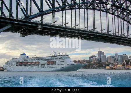 Grande nave da crociera che passa sotto il Sydney Harbour Bridge Foto Stock