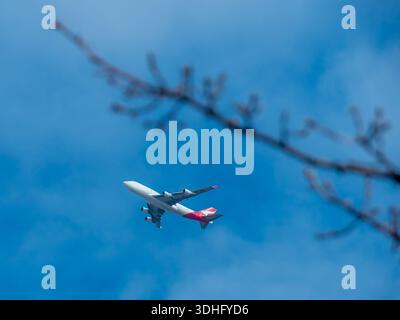 Un Boeing 747 di Qantas decolla da Melbourne Foto Stock